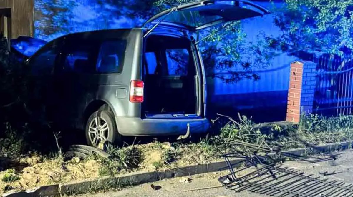 Zdemolował ogrodzenie i uderzył w dom. Kierowca volkswagena był pijany