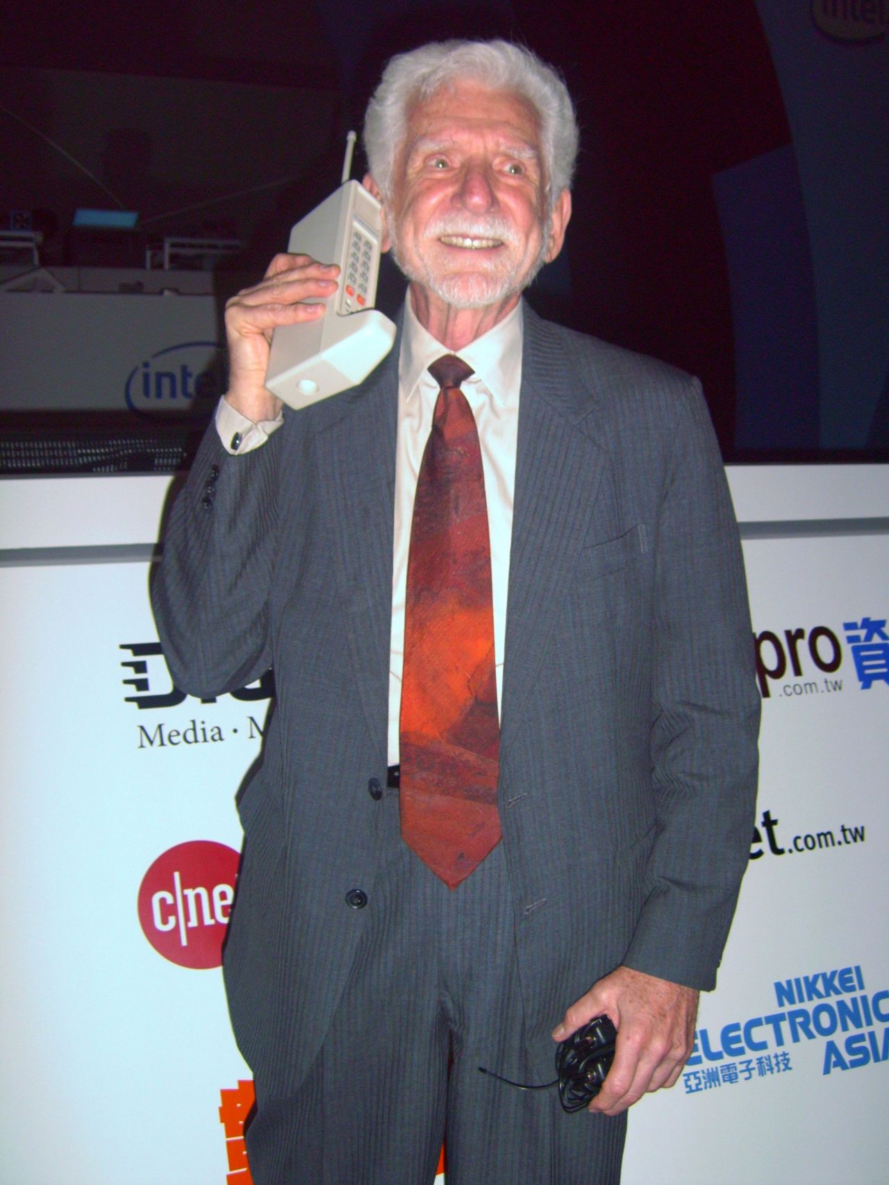 Martin Cooper z Motorolą DynaTAC w 2007 roku