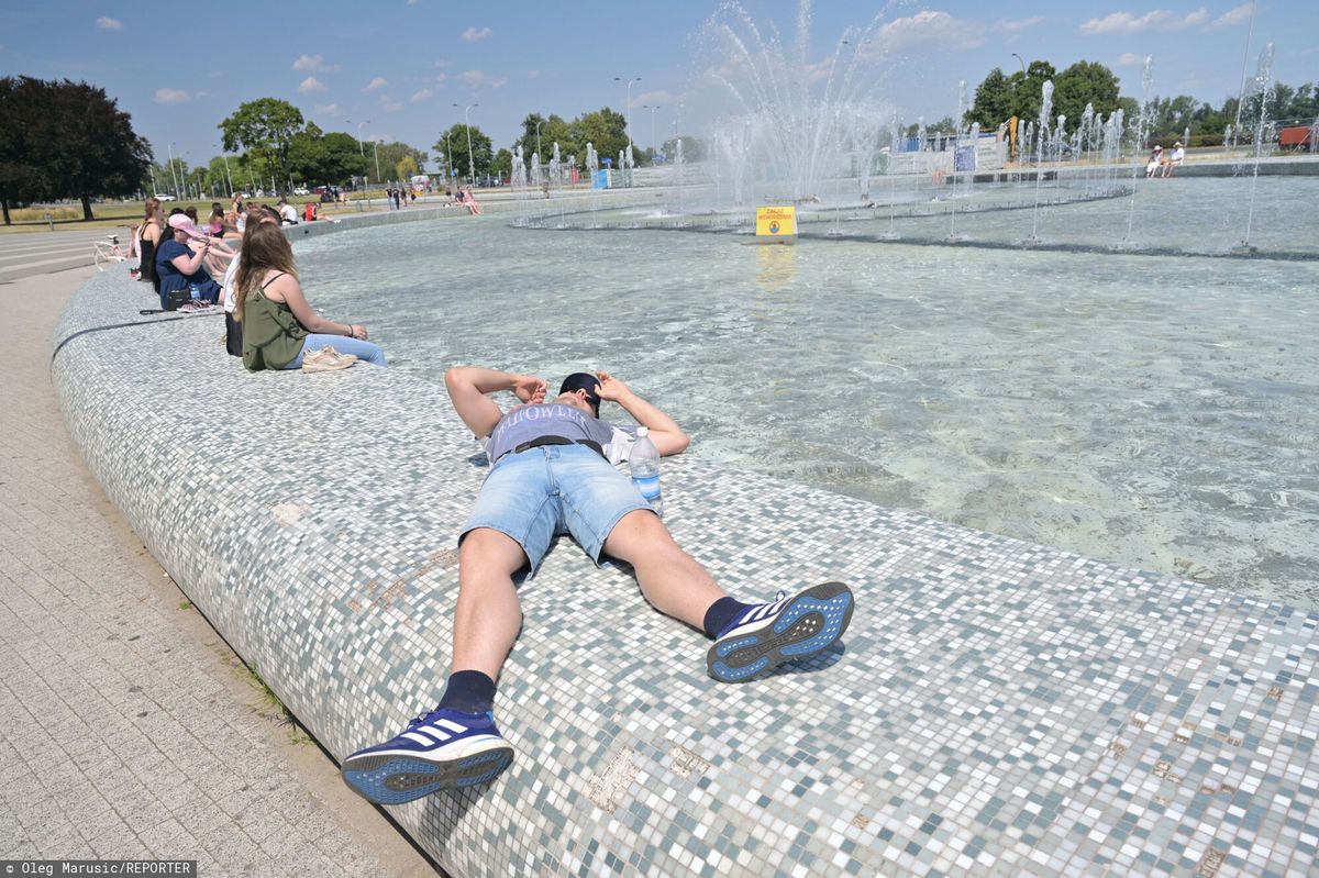 Upał w Warszawie, ludzie ratują się przy fontannach
