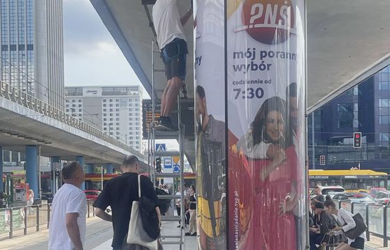 Zamieszanie wokół słupów reklamowych w Warszawie. Promowane tam jest "Pytanie na śniadanie"