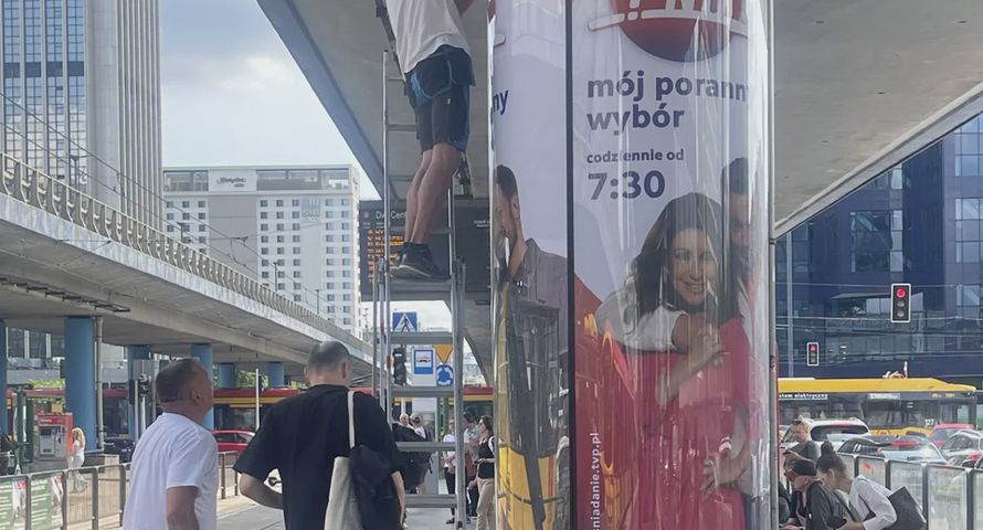 Zamieszanie wokół słupów reklamowych w Warszawie. Promowane tam jest "Pytanie na śniadanie"