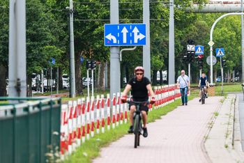 Poznań: Słup na środku, fazowana kostka brukowa i inne "arcydzieła poznańskiej myśli drogowej". Oto 5 najgorszych miejsc dla rowerzystów