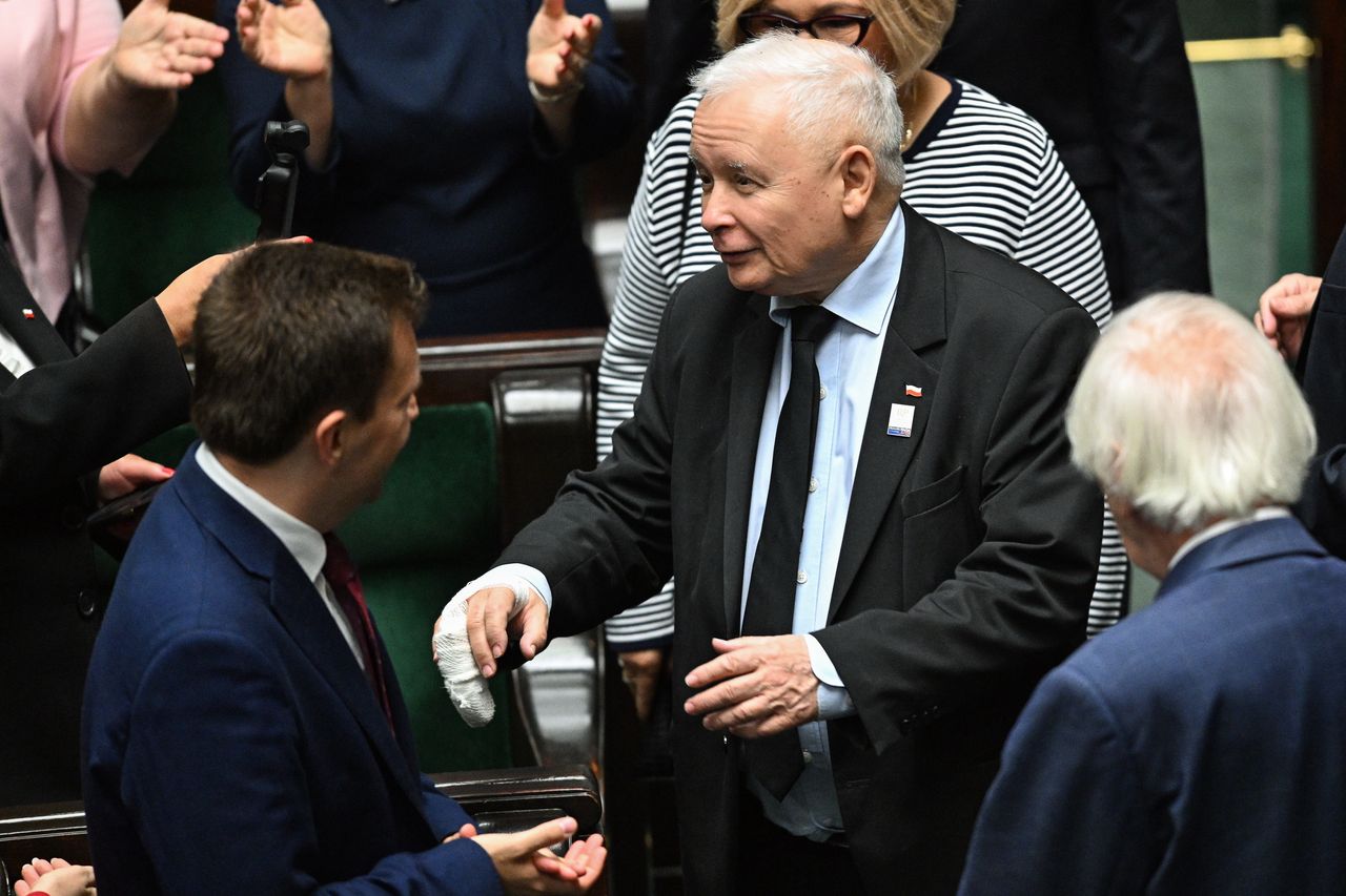 Palec Kaczyńskiego. Kamery uchwyciły jeden szczegół