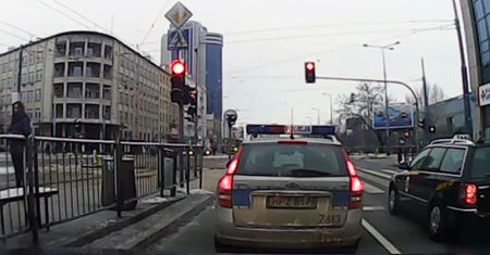 Policjantka próbowała przejechać staruszkę