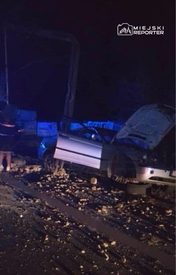 Otwock: Pijany kierowca BMW uderzył słup. Uciekając zgubił dowód