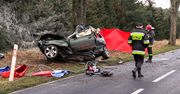 Tragiczny wypadek na drodze Piła – Trzcianka. Samochód owinął się wokół drzewa
