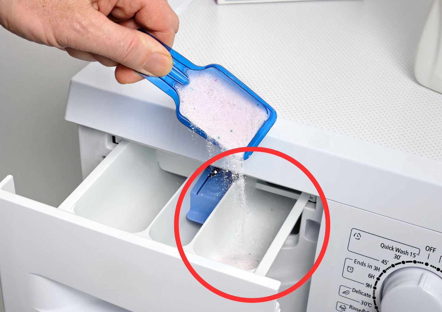 Do czego służy trzecia przedziałka w pralce?