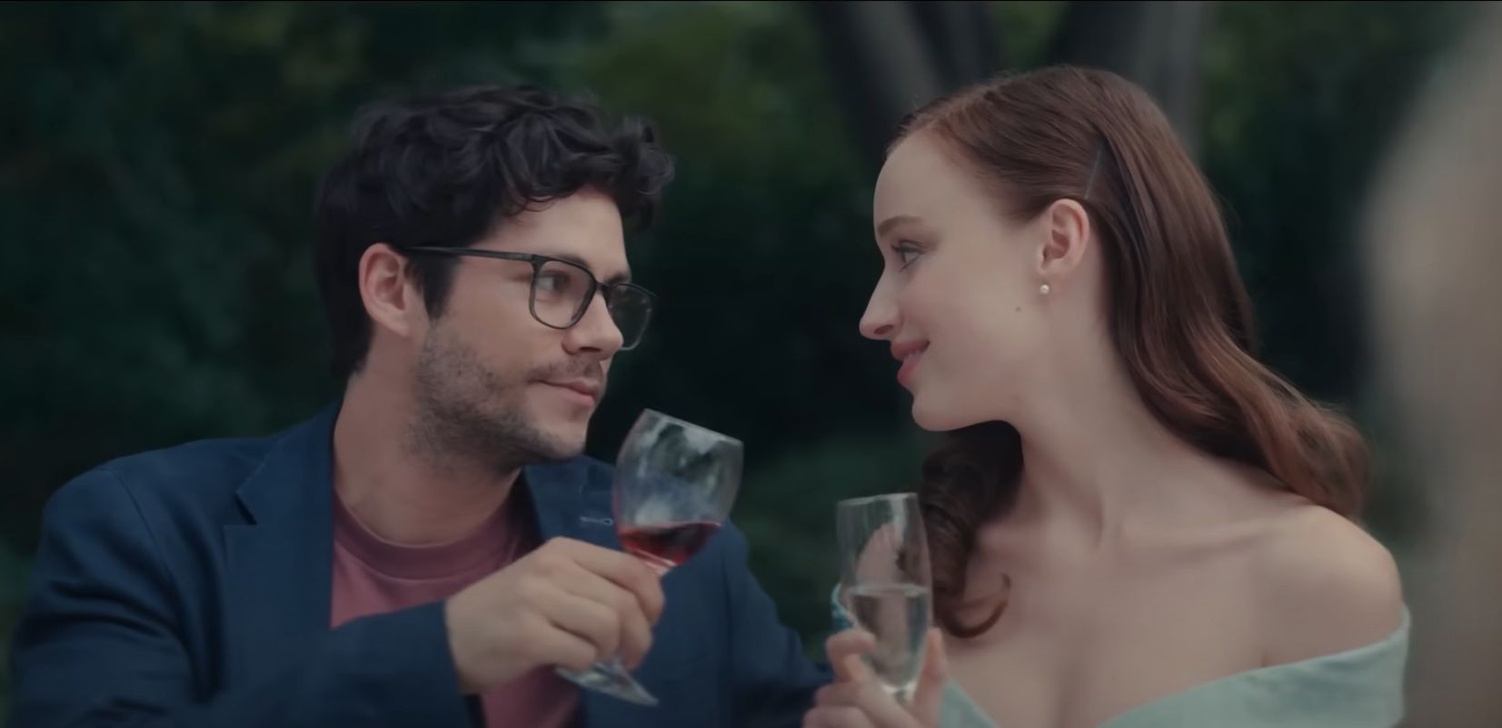 Dylan O'Brain i Phoebe Dynevor jak diaboliczna para w "Rocznicy"