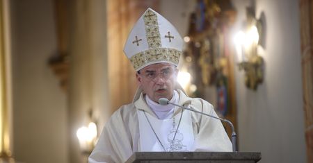 Kierowca biskupa ciężko ranny. Szybka akcja policji, złapano sprawcę