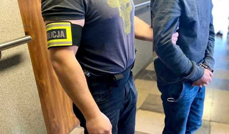 Częstochowa. Podejrzane bmw pod centrum handlowym. Diler i jego klient musieli się zdziwić