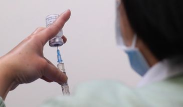 AstraZeneca prześwietlona. Szczepić się? Zdecydowana odpowiedź