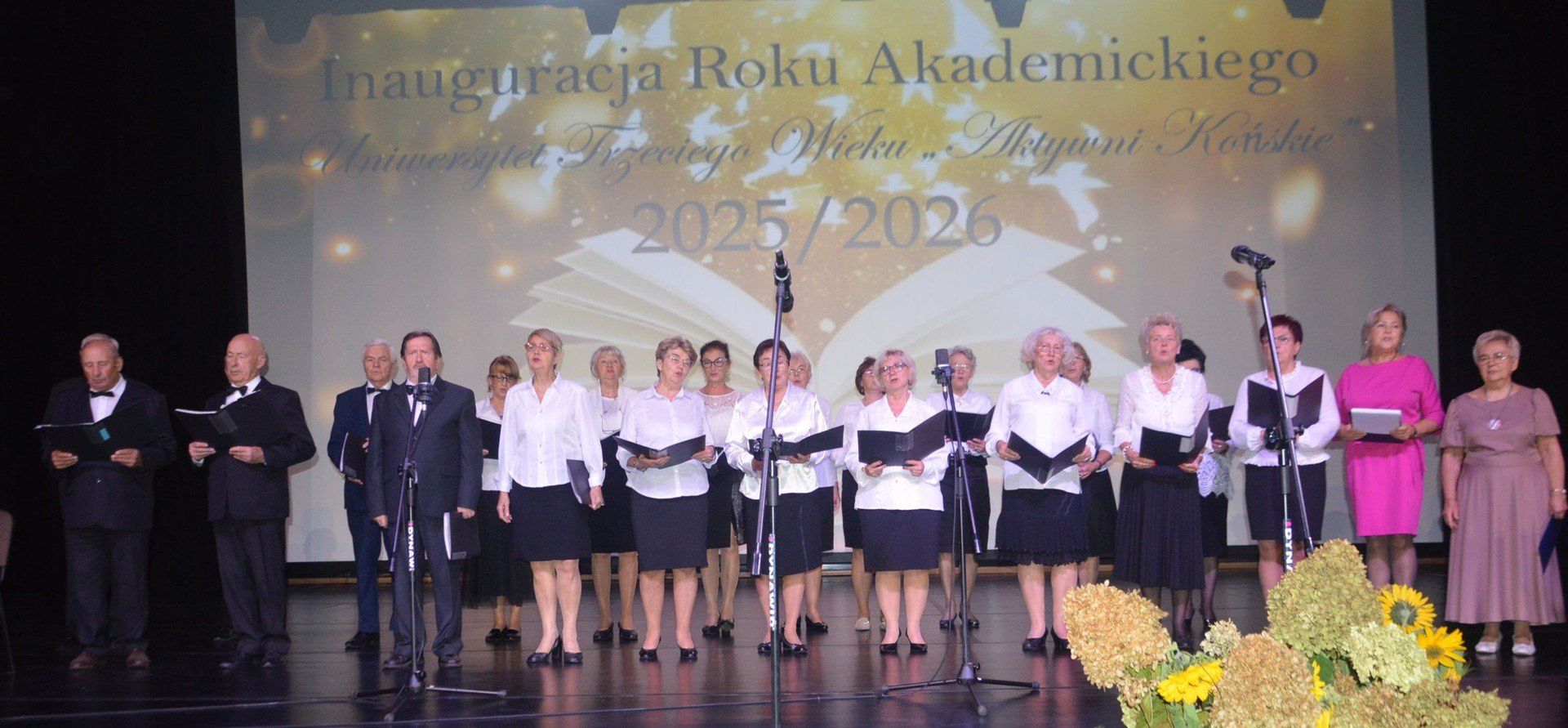 Inauguracja roku akademickiego 2025/2026 koneckiego Uniwersytetu Trzeciego Wieku. Gaudeamus Igitur w wykonaniu chóry &#34;Sercem Młodzi&#34; pod dyrekcją Jana Bukłada