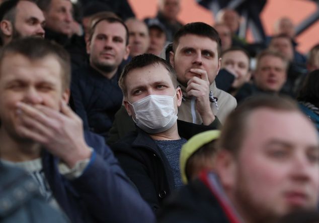 Kibice w maskach - to obrazek równie rzadki na białoruskich stadionach, co na ten moment, mecze piłkarskie w Europie