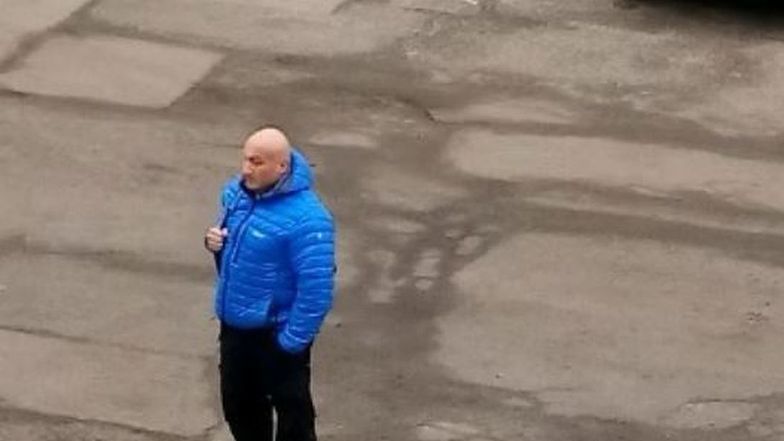 Marcin Najman pod budynkiem Rakowa Częstochowa
