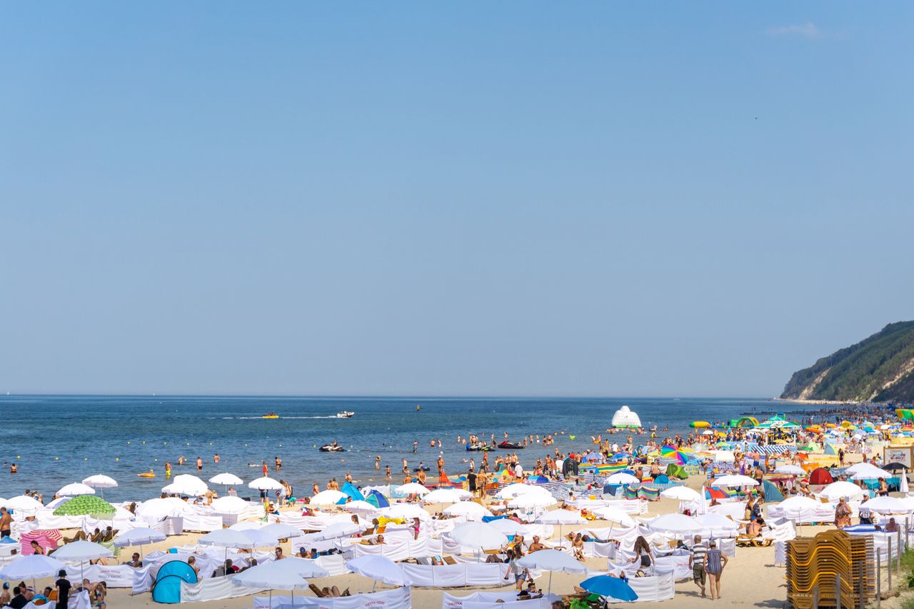 Dziwnówek: Tłumy na ulicach wieczorową porą. Kurort przeżywa prawdziwe oblężenie