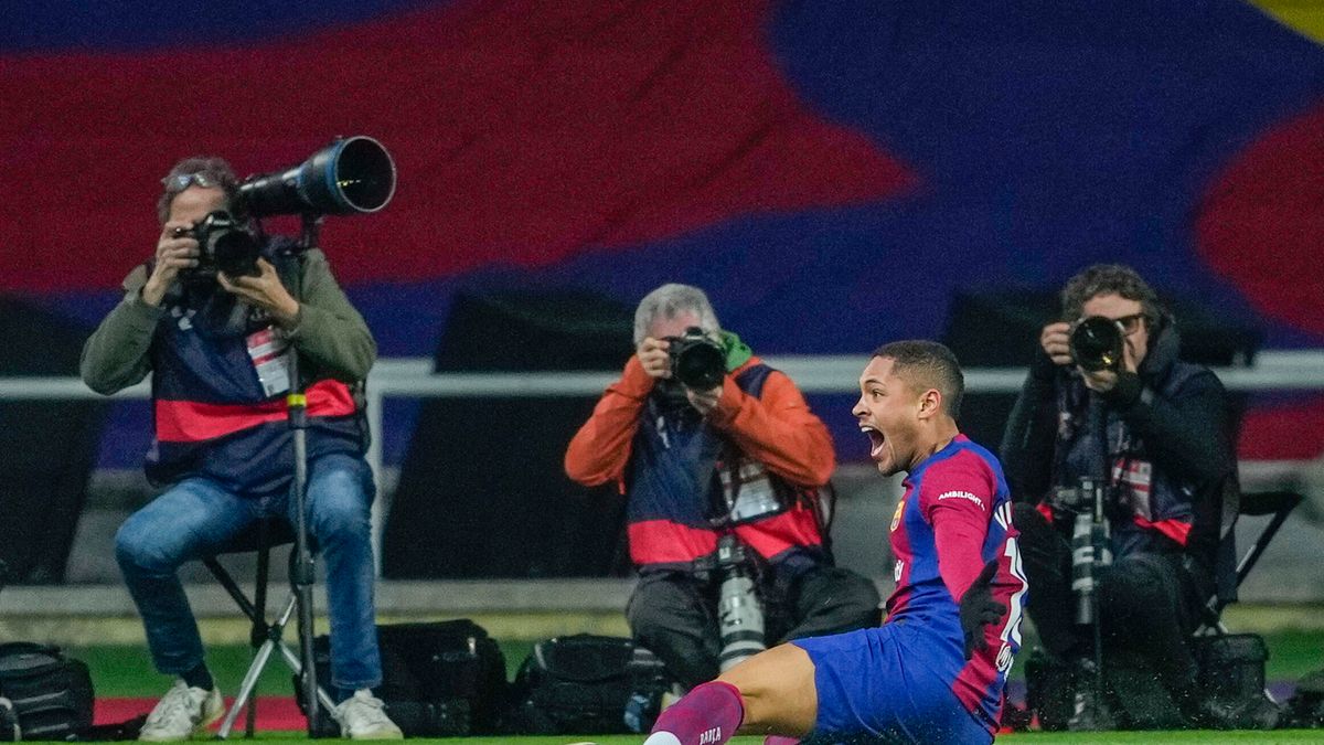 PAP/EPA / Alejandro Garcia / Vitor Roque po strzeleniu gola w meczu FC Barcelony z Osasuną Pampeluna