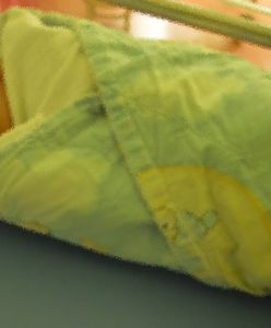 Łódź. Chłopiec w Oknie Życia w domu Sióstr Urszulanek