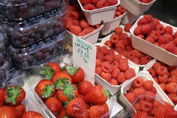 Polskie truskawki coraz droższe. Skąd te ceny?