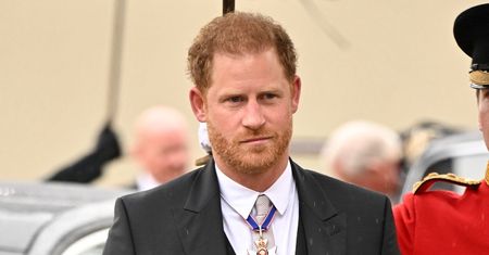 Samotny książę Harry przybywa na koronację króla Karola III (ZDJĘCIA)