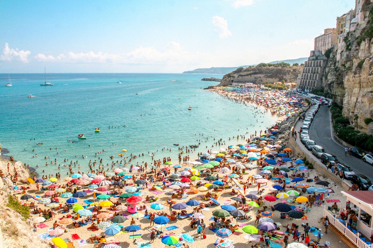 Italy fines tourists $13k for taking sand from beaches