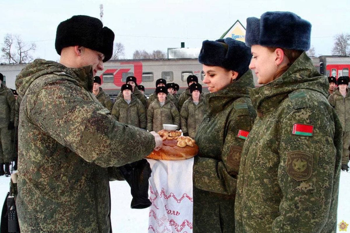 Wojska białoruskie witają rosyjskich żołnierzy przybywających na ćwiczenia wojskowe 