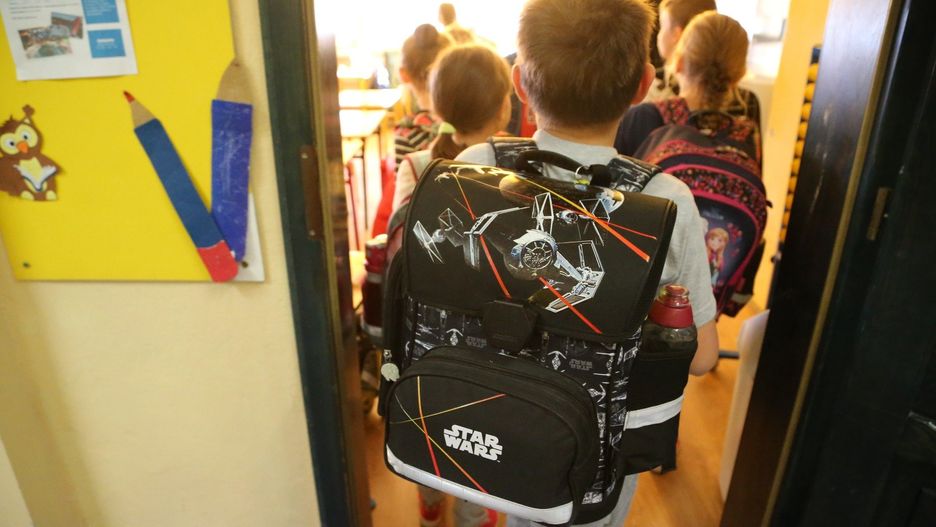 Brak ruchu i siedzący tryb życia prowadzą do wad postawy u dzieci.