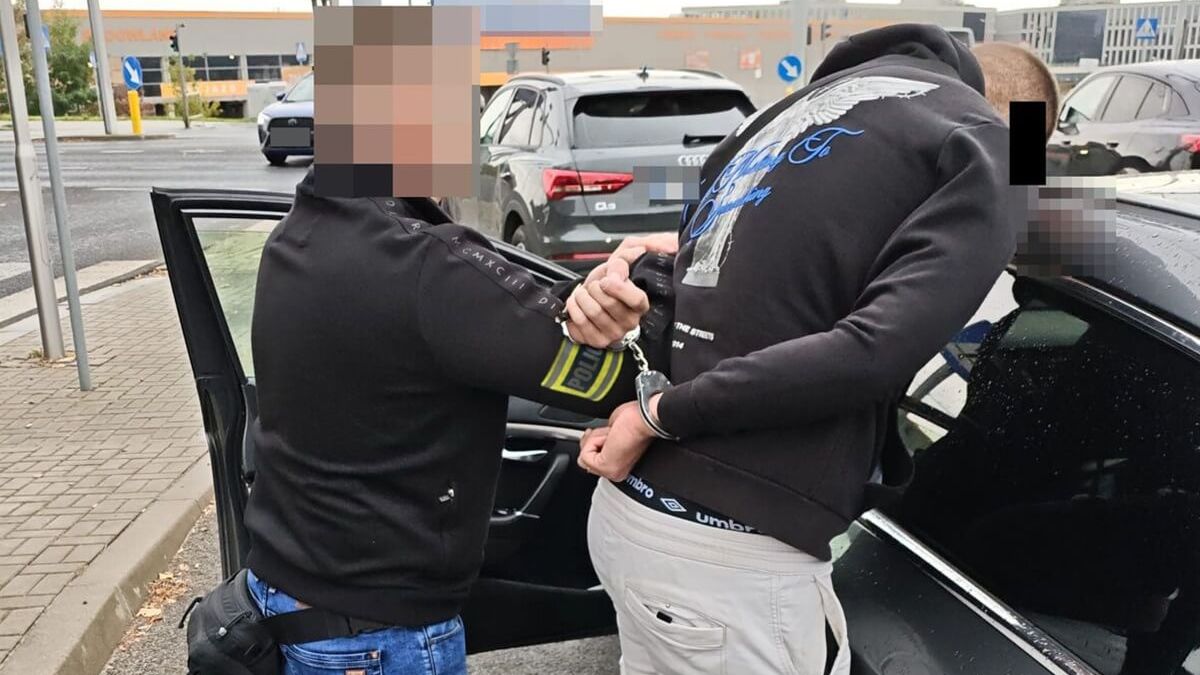 Zatrzymanie 25-latka przez policjantów na ul. Raszyńskiej w Lublinie
