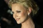 Suknia Charlize Theron sprzedana