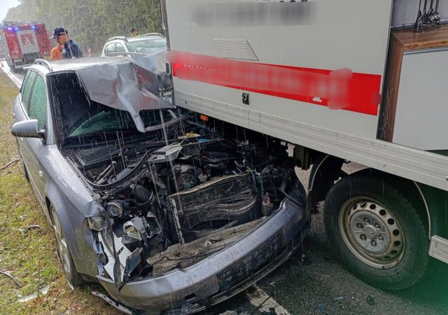 Trzy auta rozbite, dwie osoby w szpitalu. Kolizja na remontowany odcinku drogi (zdjęcia)