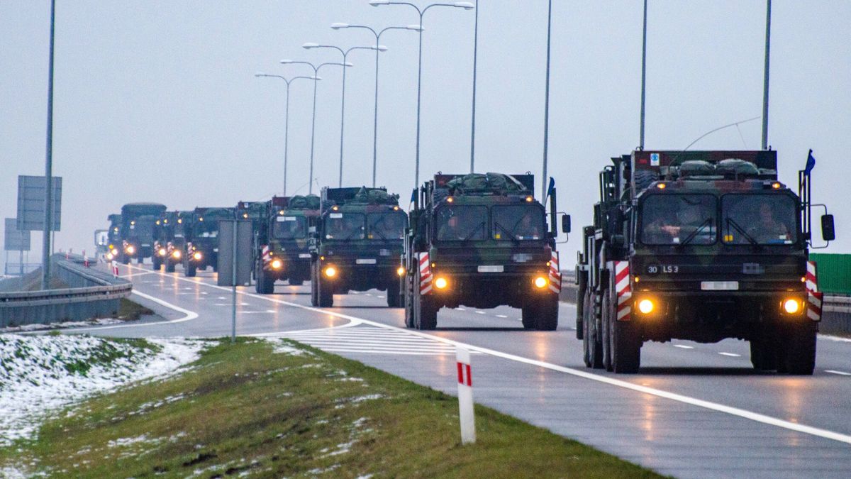 Niemieckie wyrzutnie Patriot jad? do Polski
Fot. NewsLubuski/East News, autostrada A2, 24.01.2023. Kolumna wojskowych pojazdow z rakietami obrony powietrznej MIM-104 Patriot jedzie z Niemiec do Polski. Docelowo systemy obrony przeciwlotniczej maja dotrzec w okolice miasta Zamosc. Bundeswehra relokuje dwie z trzech baterii. W systemie patriot oprocz wyrzutni rakiet jest m.in. radar.
NewsLubuski