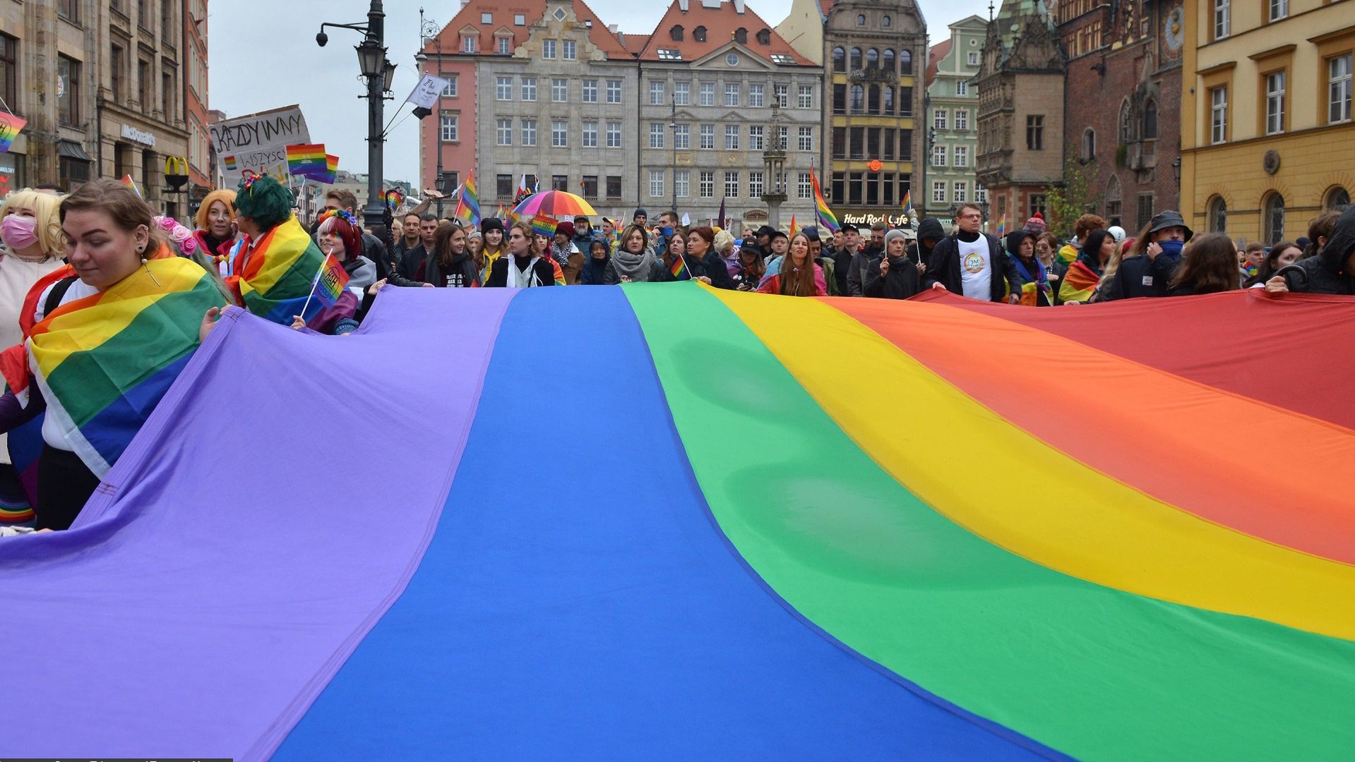 Żurawiecki: Niech osoby LGBT+, które mają władzę, pozycję i pieniądze, wyjdą z szafy