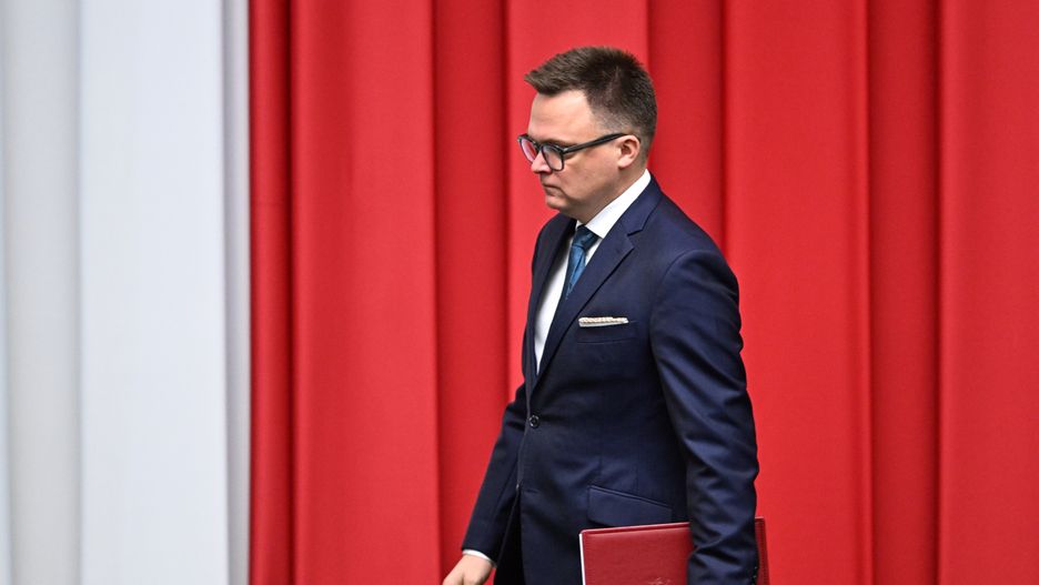 Warszawa, 06.12.2023. Marszałek Sejmu Szymon Hołownia na sali obrad Sejmu w Warszawie, 6 bm. Posłowie zajmą się m.in. projektami ustaw ws. zamrożenia cen energii (sko) PAP/Radek Pietruszka