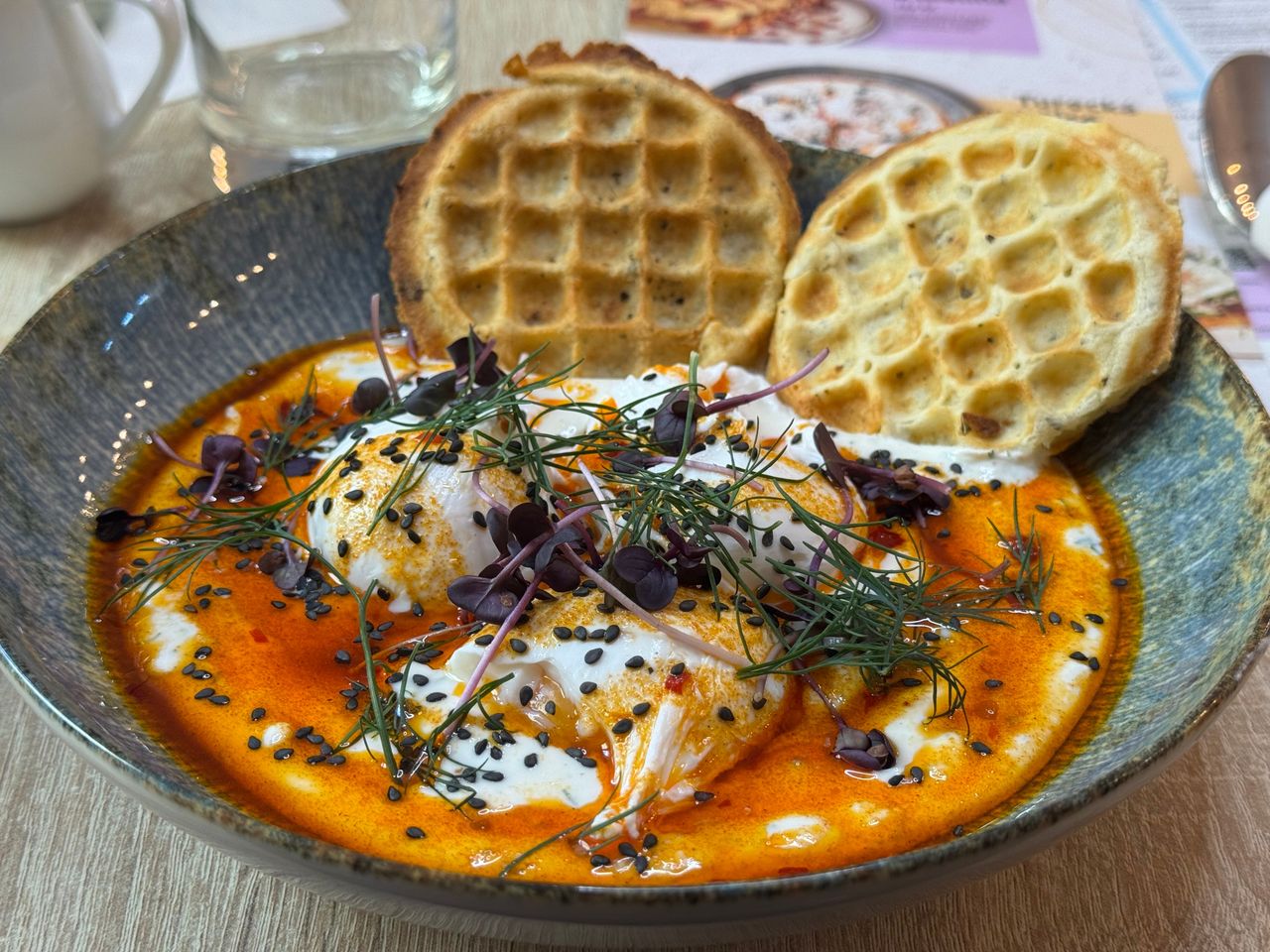 Na śniadanie robię wysokobiałkowe jajka. Jajecznica już dawno poszła w odstawkę