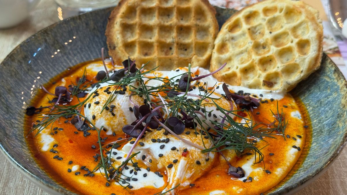 Kultowe jajka po turecku w wydaniu z dodatkową porcją białka