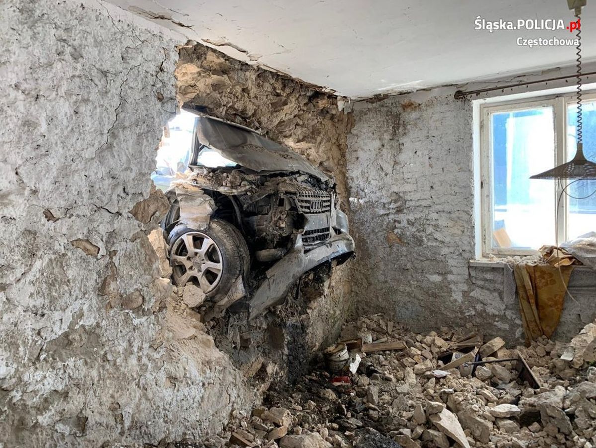 Audi wbiło się w ścianę. Przerażające zdjęcie z Częstochowy