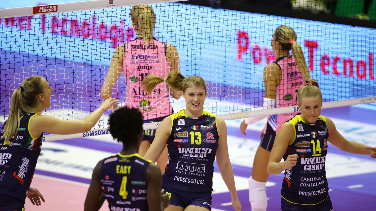 Materiały prasowe / Lega Volley Femminile / Na zdjęciu: Joanna Wołosz (pierwsza z prawej) i Agnieszka Kąkolewska (nr 15) w trakcie meczu