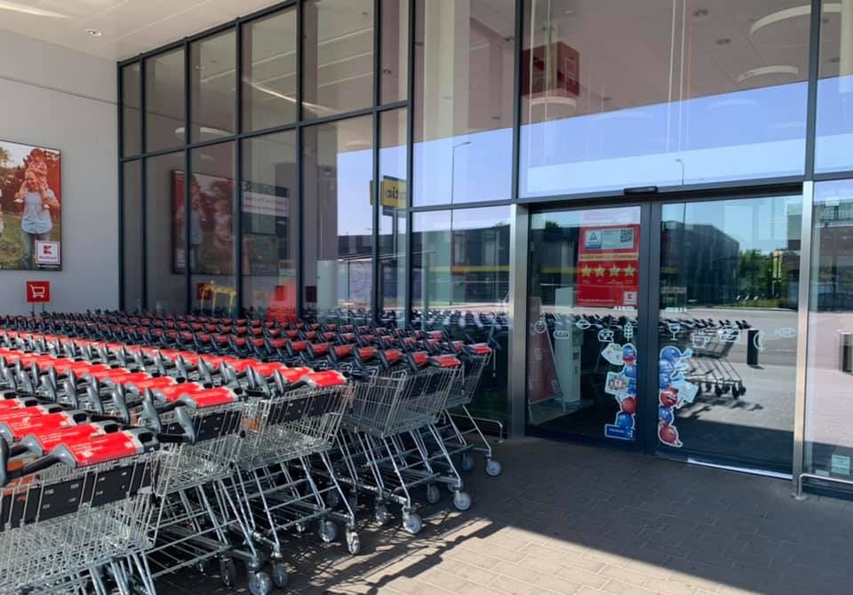 Zakaz handlu w niedzielę; handel; sklep; wózki; Kaufland; zamknięty sklep; niedziela niehandlowa