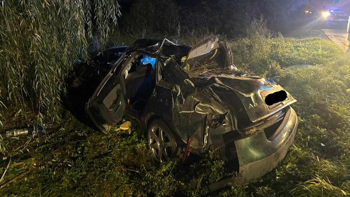 Wypadek w Skrzyńcu. Dachowanie audi na prostym odcinku drogi