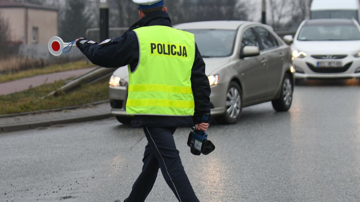 Akcja ph. Zwolnij - Jak kocha to poczekaFot. Andrzej Zbraniecki / East News, Lodz 14.02.2020      "Dzien Zakochanych" popularnie zwany Walentynkami. To czas, ktory chcemy spedzic z bliskimi nam osobami. Policjanci z garnizonu lodzkiego wlasnie w tym wyjatkowym dniu , juz od kilku lat , prowadza dzialania majace na celu zwrocenie uwagi na sprawy bezpieczenstwa w ruchu drogowym. Tym razem adresatem akcji sa nie tylko kierujacy ale i piesi, ktorzy rowniez czesto przechodzac w miejscach niedozwolonych tlumaczac sie pospiechem. N/z: Akcja policji  "Zwolnij! Jak kocha, to poczeka"Andrzej Zbraniecki
