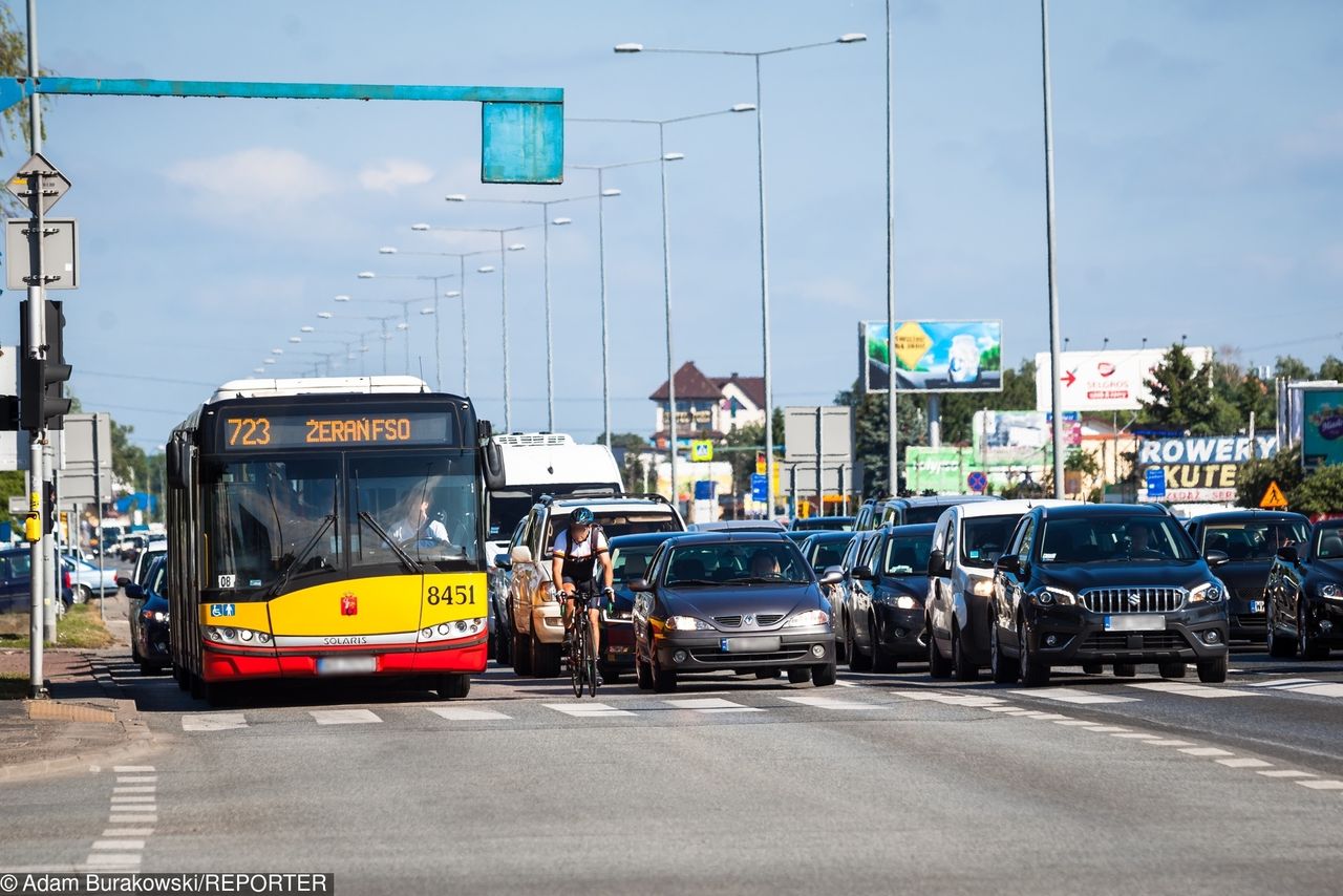 Czym najtaniej poruszać się po mieście? Własne auto, car sharing, Uber, a może taksówka