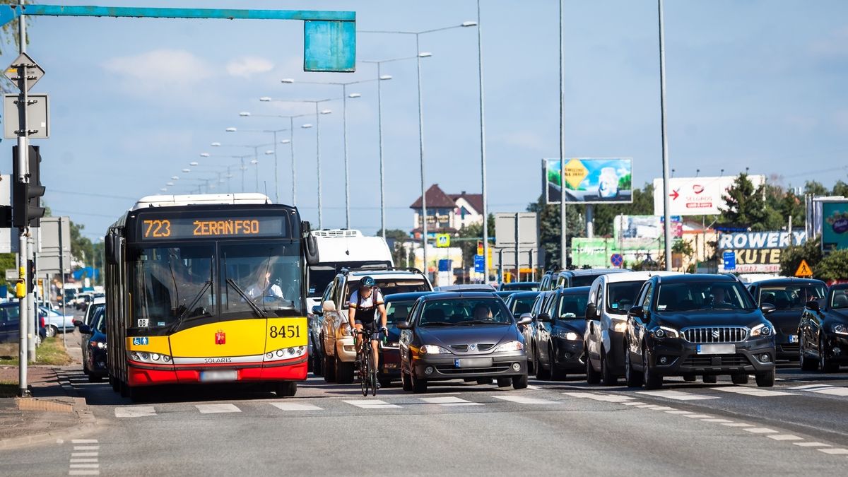 Komunikacja miejska jest bezkonkurencyjna jeśli chodzi o koszty, ale nie jest tak wygodna jak samochód. Własny lub czyiś.