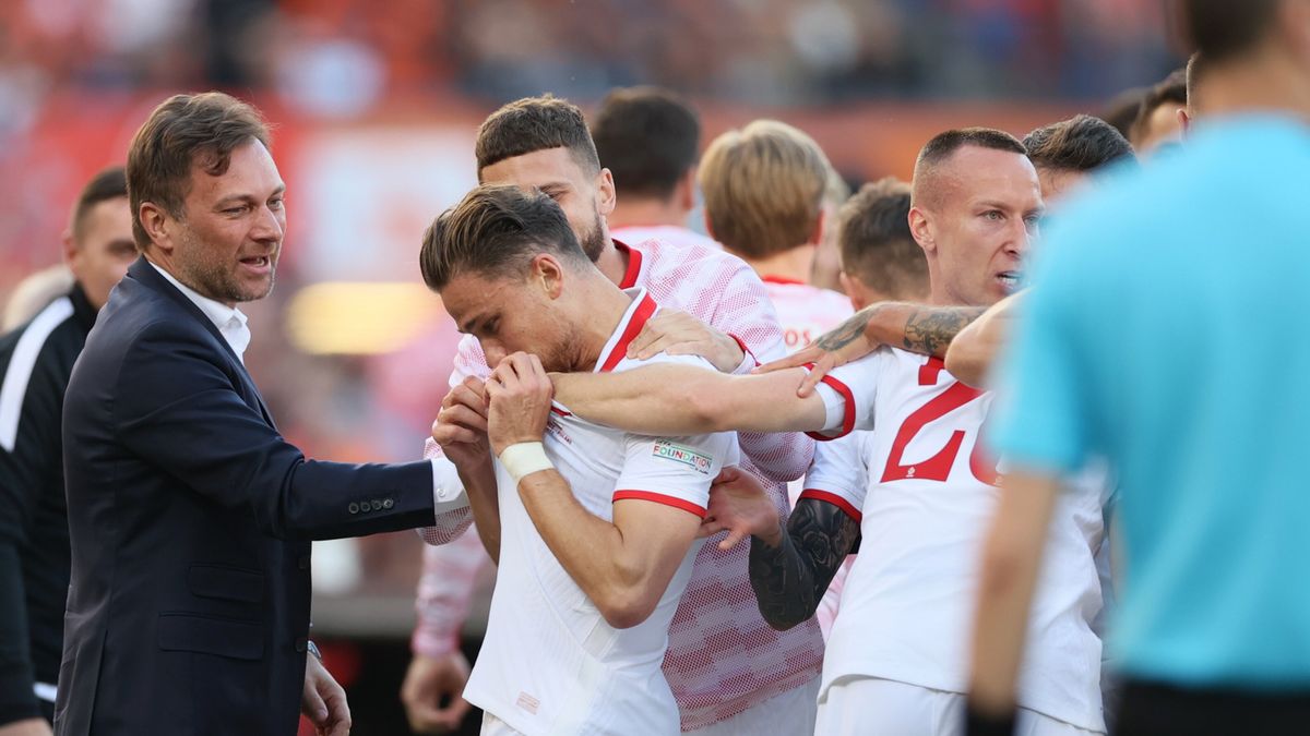 Piłkarze reprezentacji Polski i rzecznik kadry cieszą się z gola na 1:0