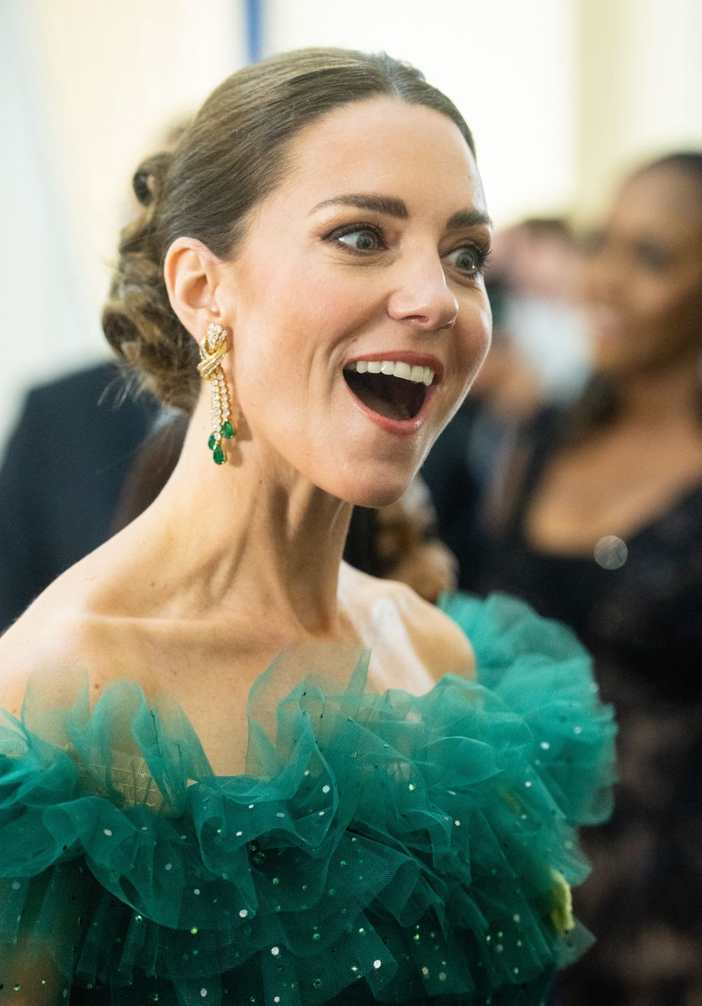 Kate Middleton bryluje w sukni projektu Jenny Packham na uroczystej kolacji u gubernatora Jamajki