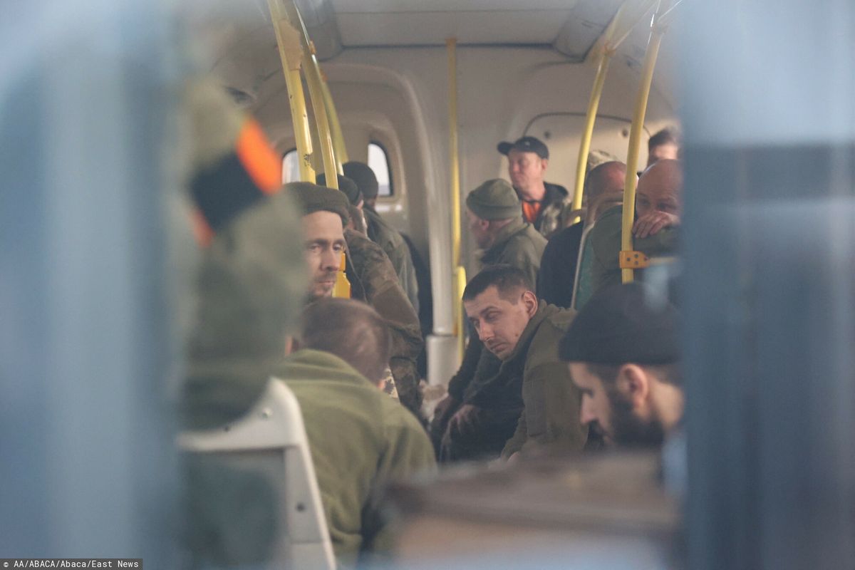 Pierwsze chwile na wolności. Ukraińscy żołnierze uwolnieni