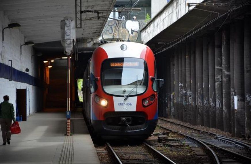 Zderzenie tira z pociągiem WKD. Utrudniony dojazd do centrum Warszawy