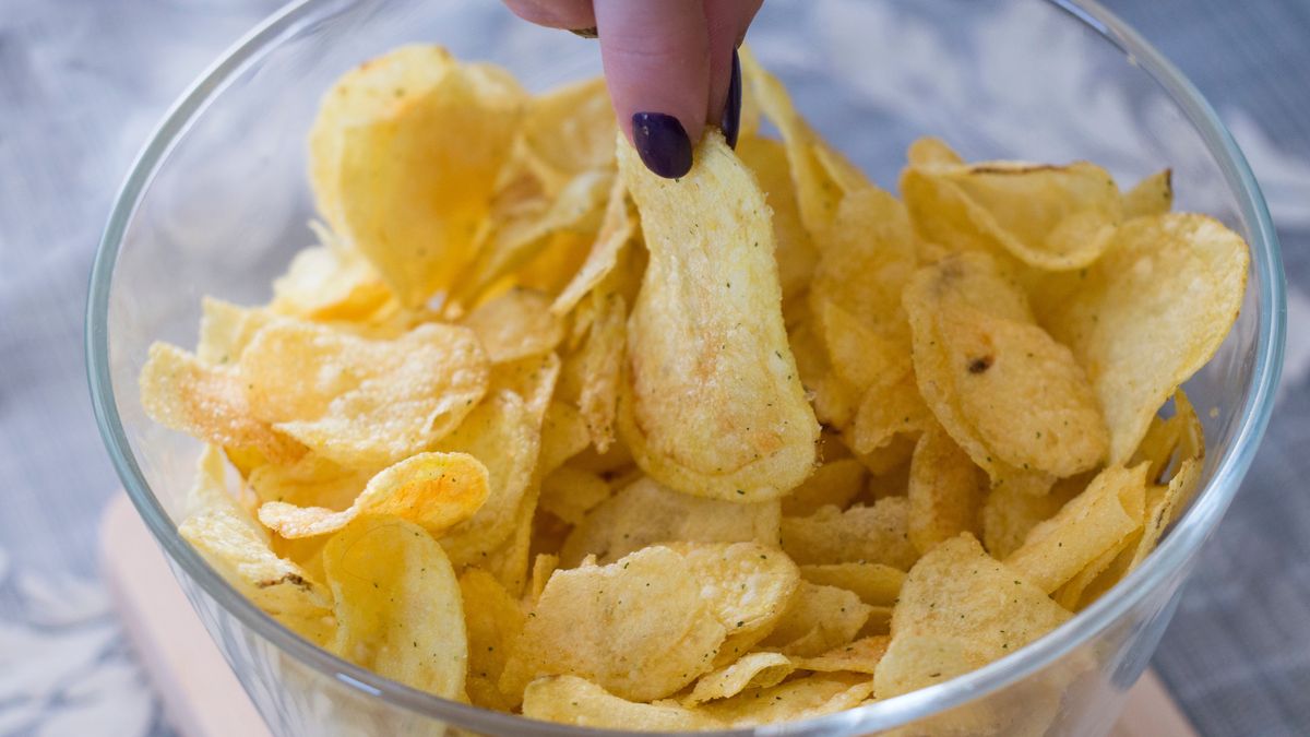 jedzenie, chips, miska, palce, ziemniaczane, smaczny, ziemniak, kartofel, smażone, przepyszny, paprykowe, chipsy, gruby, niezdrowy, stos, blisko, deser, party, impreza, spotkanie, dieta, kuszenie, kalorie, nawyk