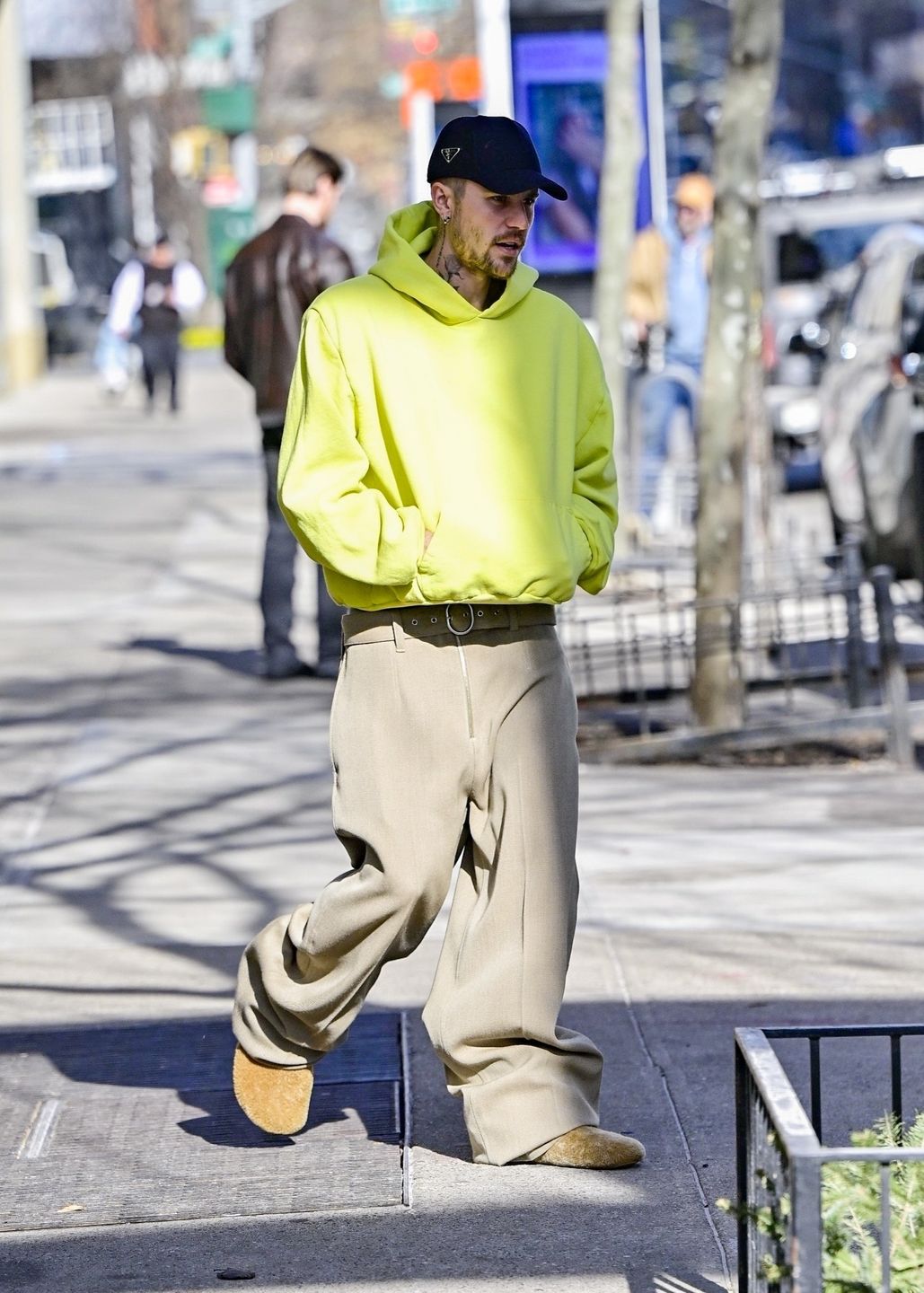 Justin Bieber steps out for a casual walk in New York
Diamond / BACKGRID / Backgrid USA / Forum
Justin Bieber, Casual, Walk, Stroll, Outing, Yellow Hoodie, Neon Hoodie, Prada, Cap, Brown Pants, Birkenstock