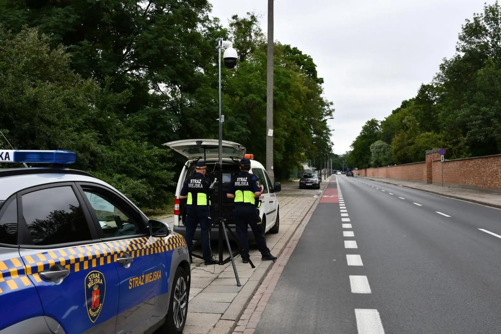 Kamera kontrolująca auta wjeżdżające do strefy
