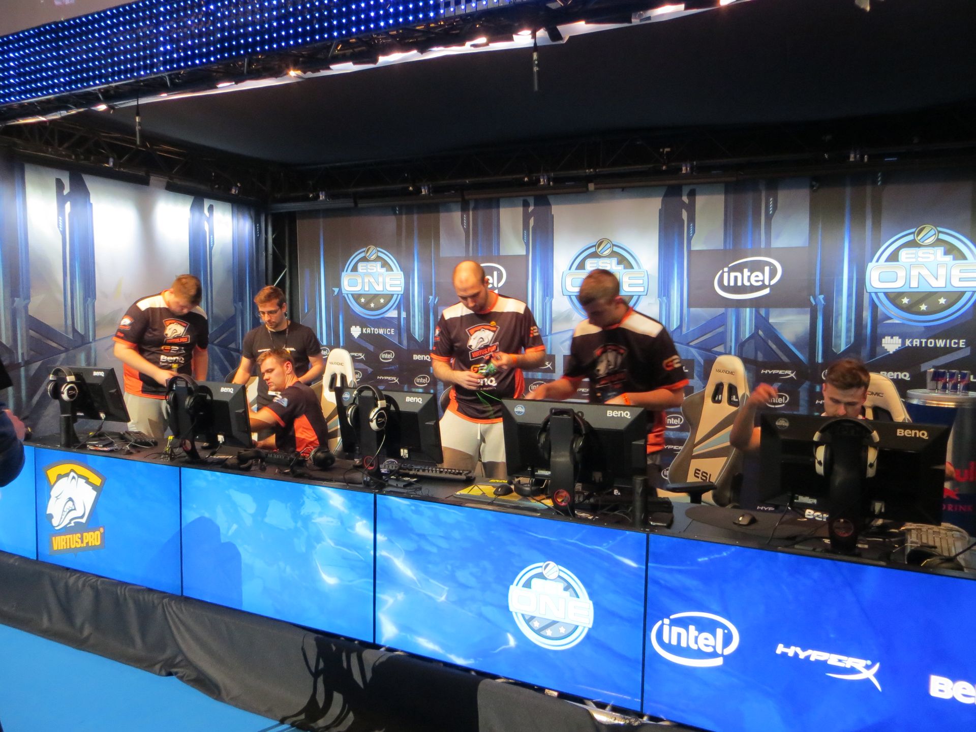 Rodacy w niedowierzaniu zbierali sprzęt