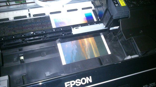EPSON XP-205 w trakcie drukowania zdjęcia